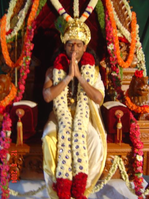 19 - Paramahamsa Sri Nithyananda Swamiji adorns the Kirita, the sacred crown as the gift offering from Shri Sathya Sai Baba