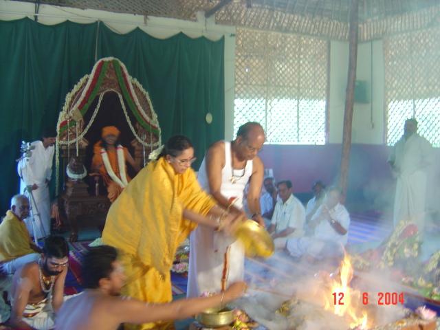 22 - The President of the Sri Sathya Sai Trust make the fire offerings during the coronation ceremony, in the divine presence of Paramahamsa Sri Nithyananda Swamiji