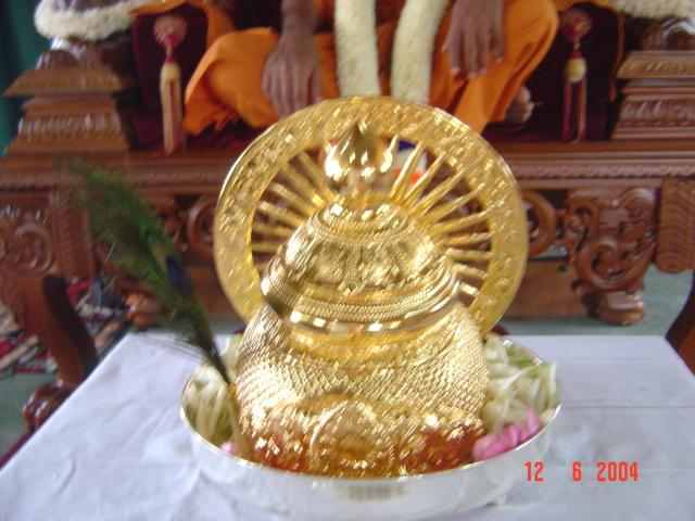 26 - The Kirita (sacred crown made of gold) gift offered by Bhagavan Shri Sathya Sai Baba to Paramahamsa Sri Nithyananda Swamiji