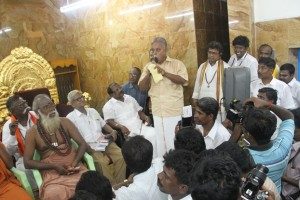 V-C-Sridhar-founder-of-Hindu-Makkal-Katchi-speaks-supporting-Swamiji_20May2012-300x200