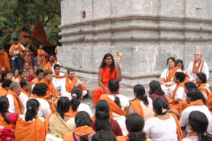 2007_13_swamiji with pillar backdrop