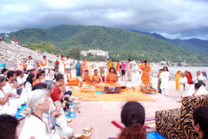 2008_19_swamiji on beach with group