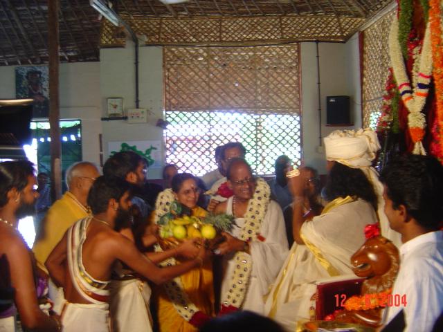 23 - Paramahamsa Nithyananda blessing the President of the Sri Sathya Sai Trust and his wife, along with the devotees and the Hindu priests