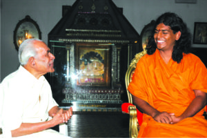 3. Paramahamsa Nithyananda with Shri Padmanabha Dasa Vanchi Pala Maharaja Martanda Varma Travancore, India