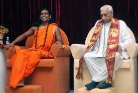vhp-president-ashok-singhal-with-paramahamsa-nithyananda